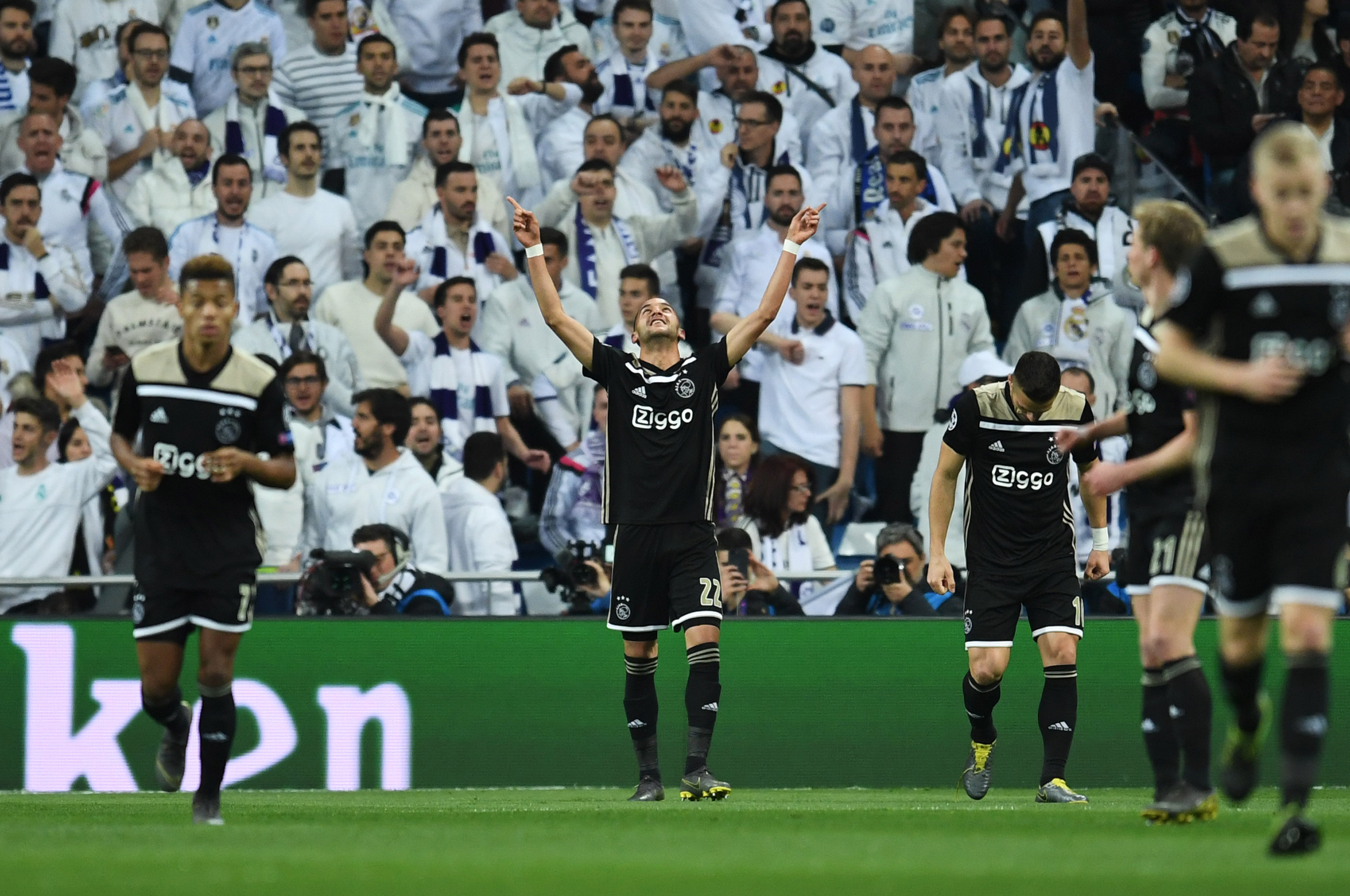 MADRID, SPAIN - MARCH 05:  Hakim Ziyech of Ajax (22) celebrates after scoring his team's first goal with team mates during the UEFA Champions League Round of 16 Second Leg match between Real Madrid and Ajax at Bernabeu on March 05, 2019 in Madrid, Spain. (Photo by David Ramos/Getty Images)